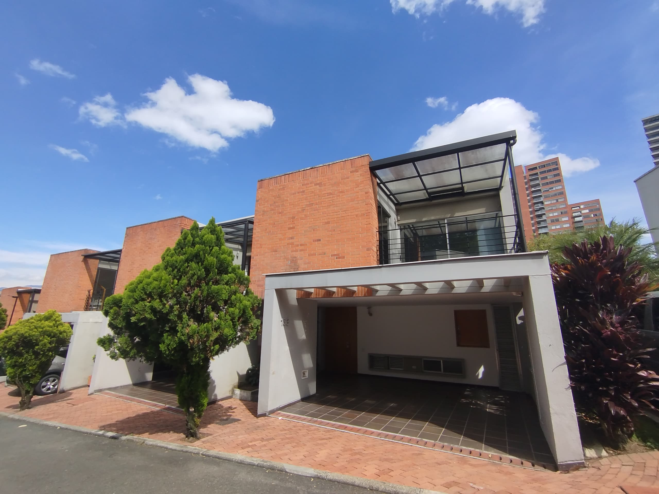 Casa Vivienda en arriendo en Las Palmas M, Poblado, Medellín — foto 1 de 20