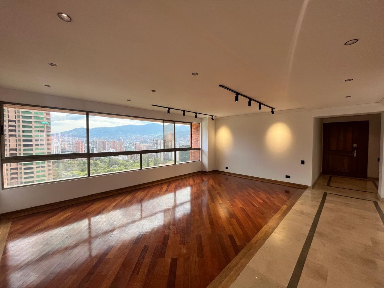 Apartamento en arriendo en Los Balsos, Poblado, Medellín — foto 1 de 20
