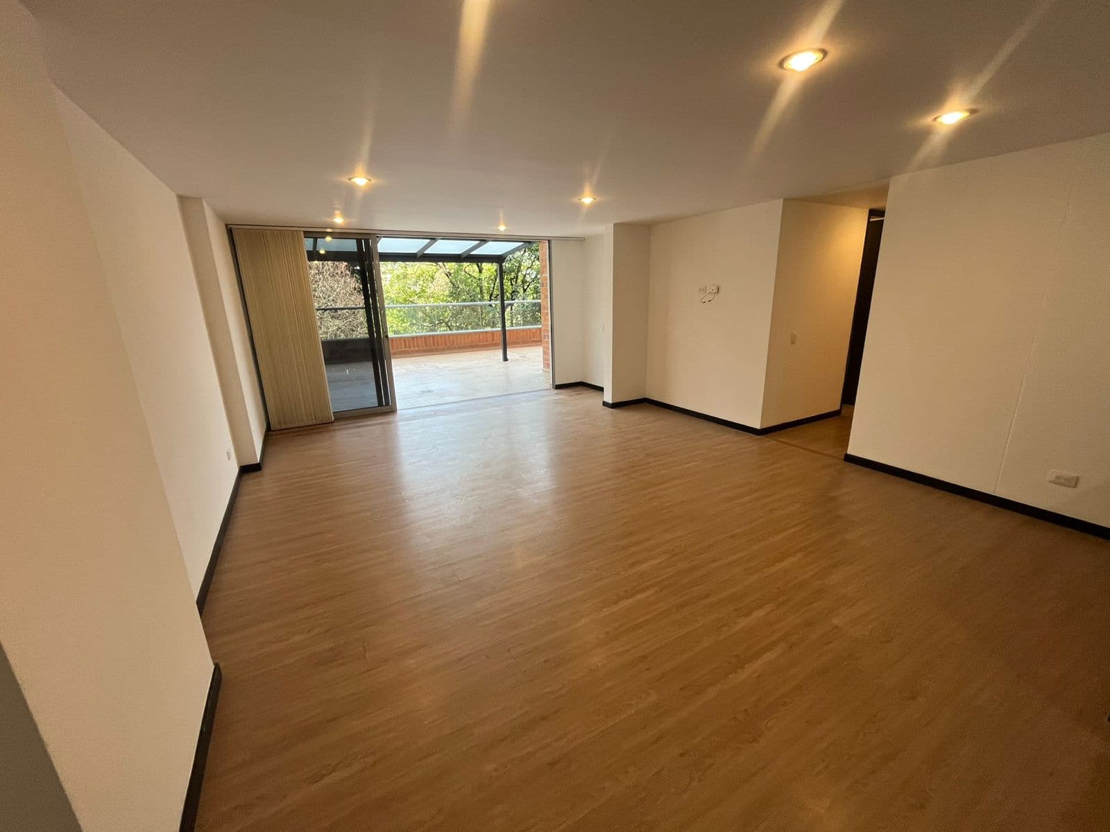 Apartamento en arriendo en Loma De Las Brujas, Envigado — foto 1 de 17