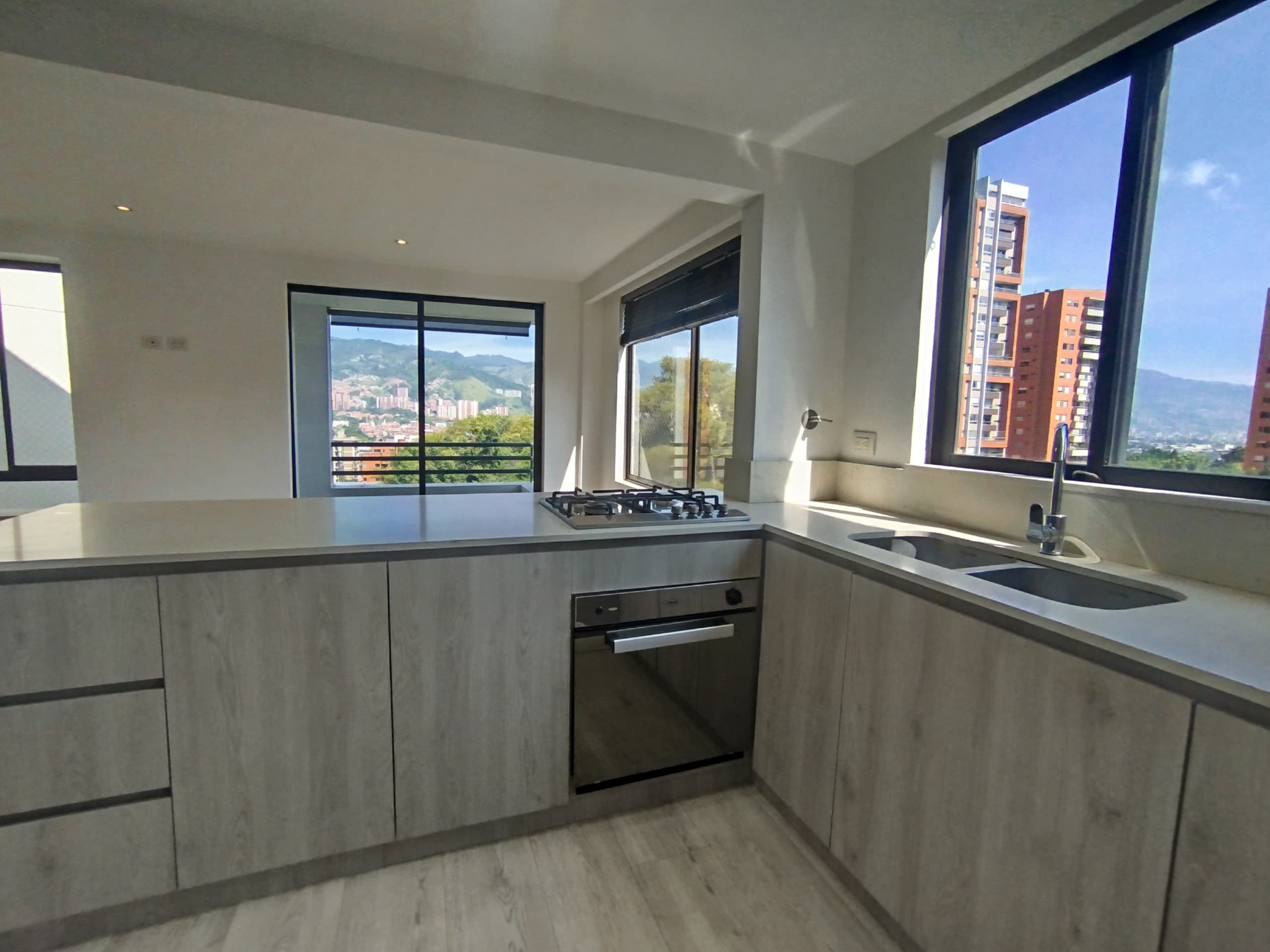 Apartamento en arriendo en El Campestre, Poblado, Medellín — foto 3 de 20