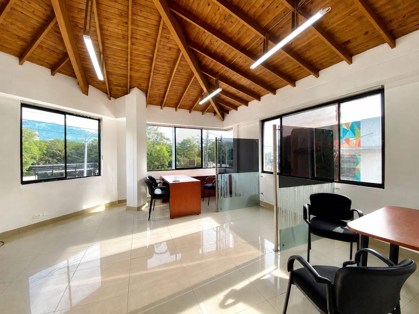 Oficina en arriendo en Los Conquistadores, Laureles, Medellín — foto 1 de 12