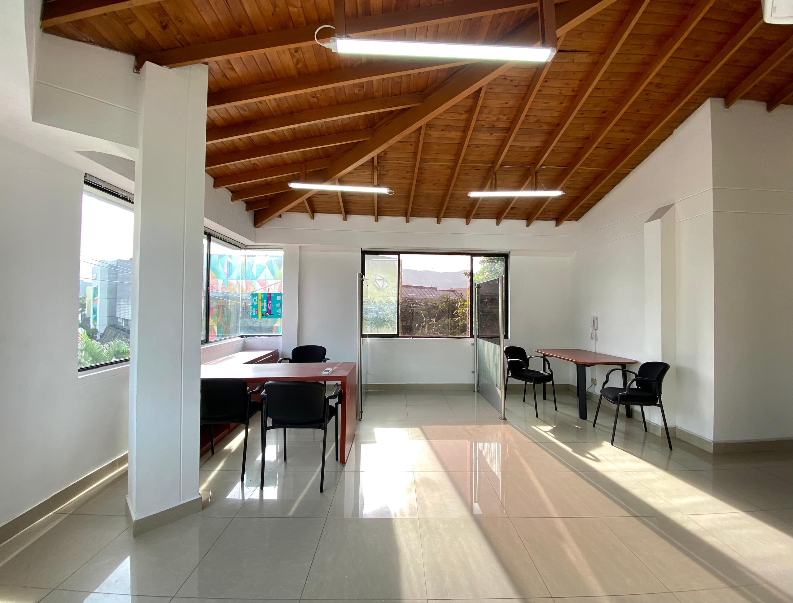 Oficina en arriendo en Los Conquistadores, Laureles, Medellín — foto 2 de 12