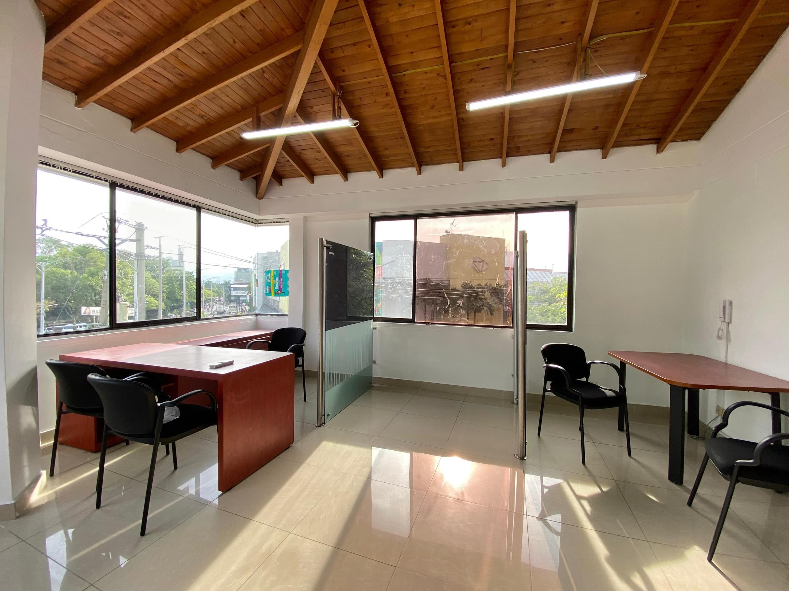 Oficina en arriendo en Los Conquistadores, Laureles, Medellín — foto 3 de 12