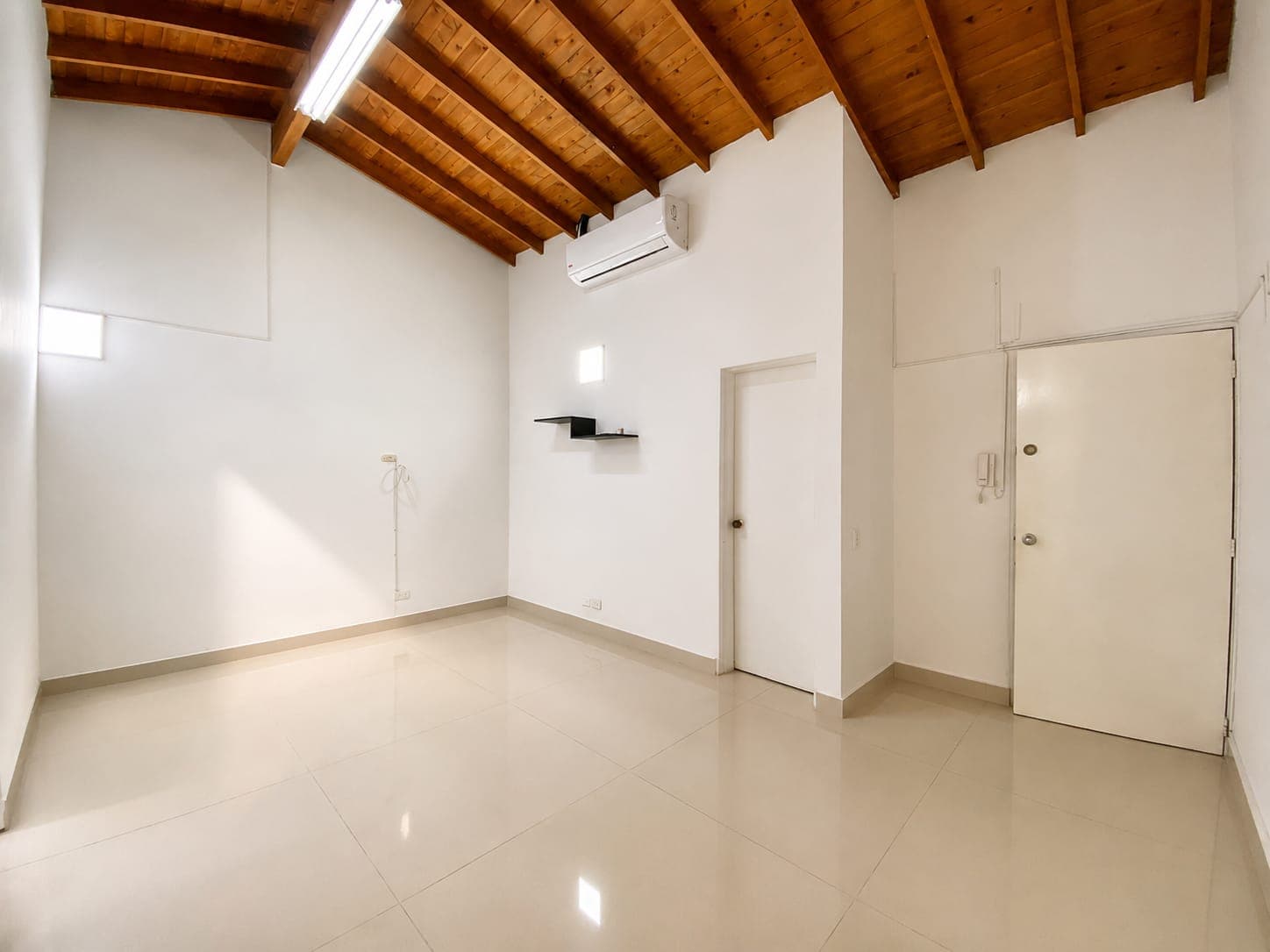 Oficina en arriendo en Los Conquistadores, Laureles, Medellín — foto 1 de 12