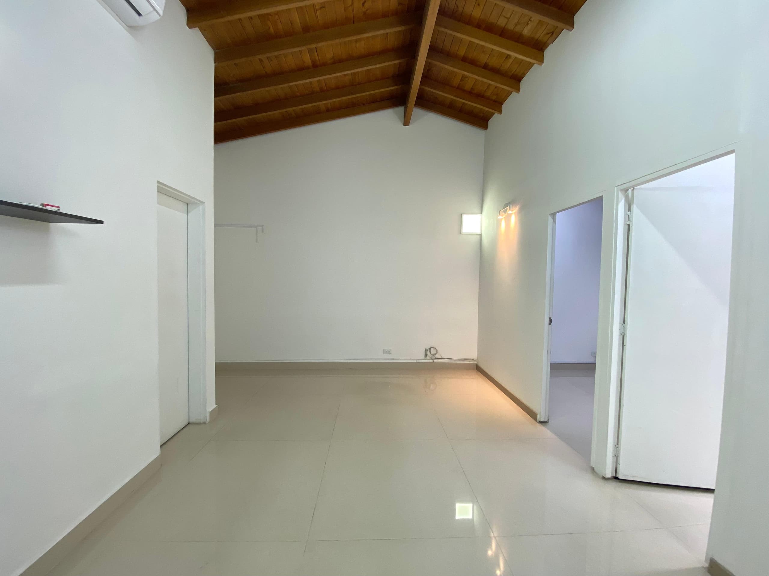 Oficina en arriendo en Los Conquistadores, Laureles, Medellín — foto 2 de 12