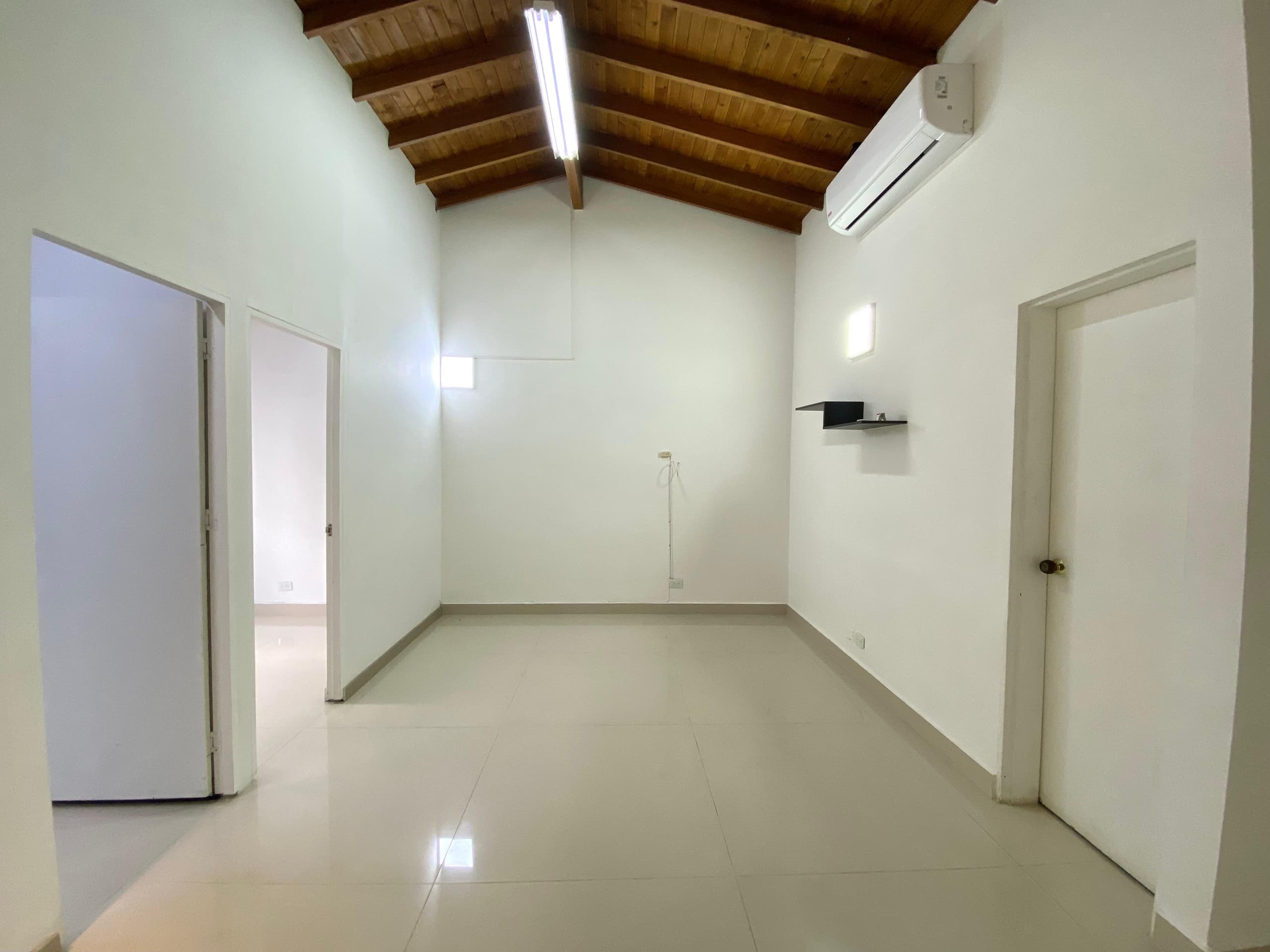 Oficina en arriendo en Los Conquistadores, Laureles, Medellín — foto 3 de 12