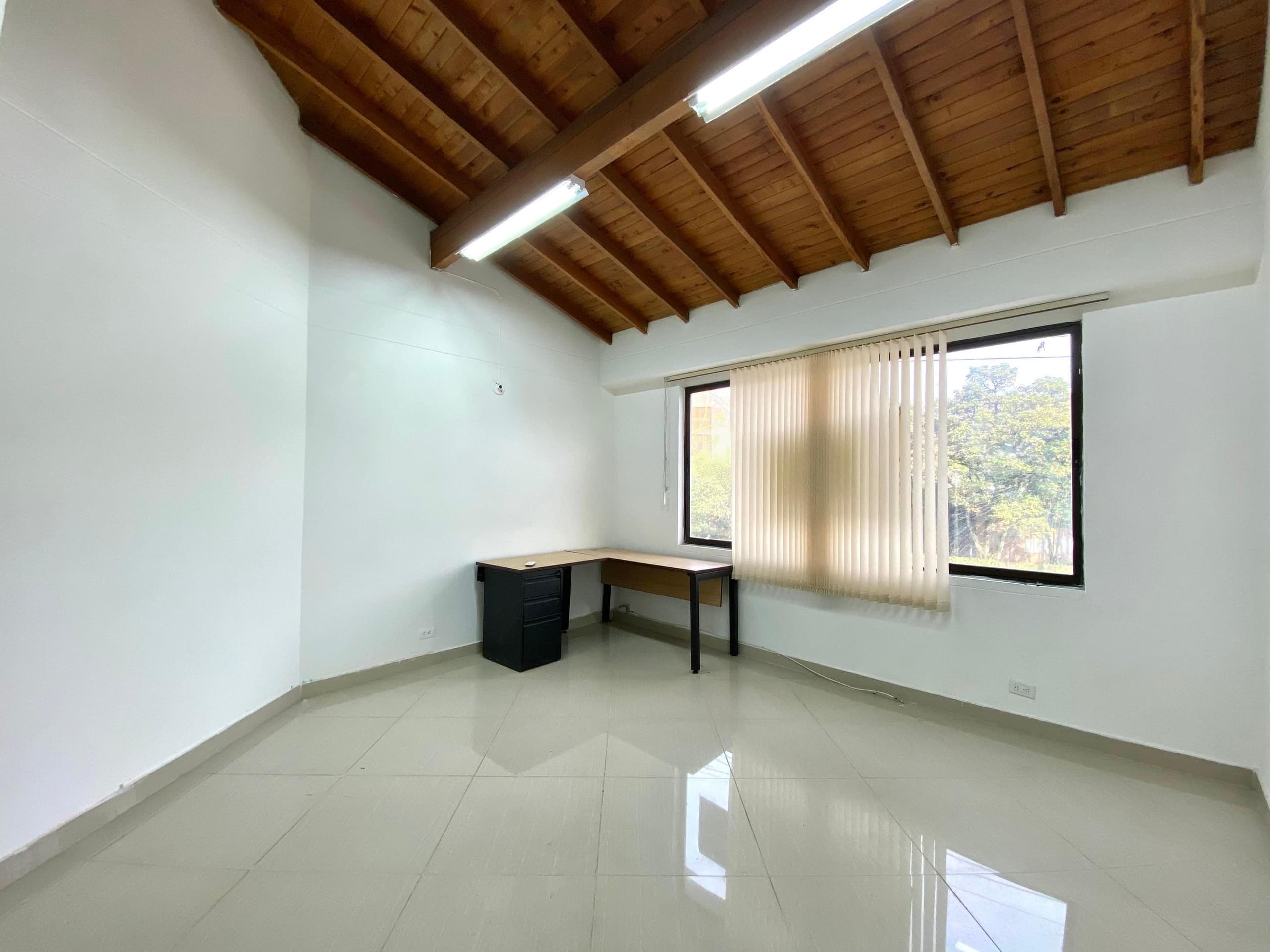 Oficina en arriendo en Los Conquistadores, Laureles, Medellín — foto 2 de 12