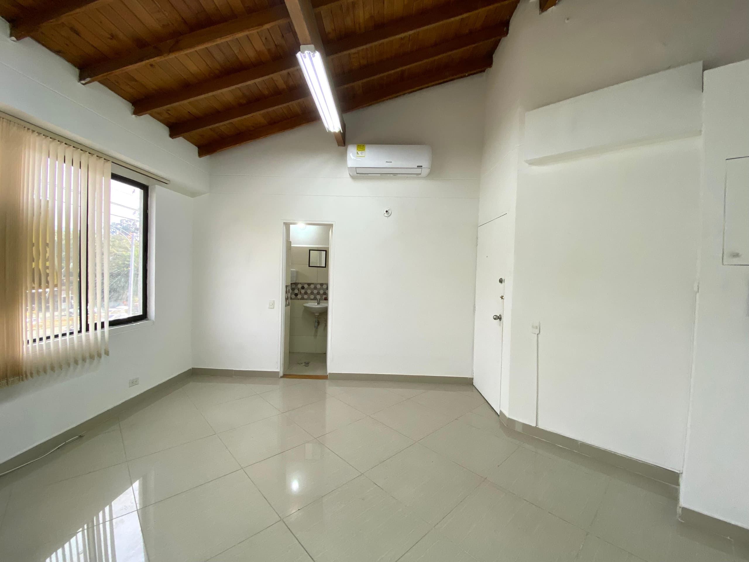 Oficina en arriendo en Los Conquistadores, Laureles, Medellín — foto 4 de 12