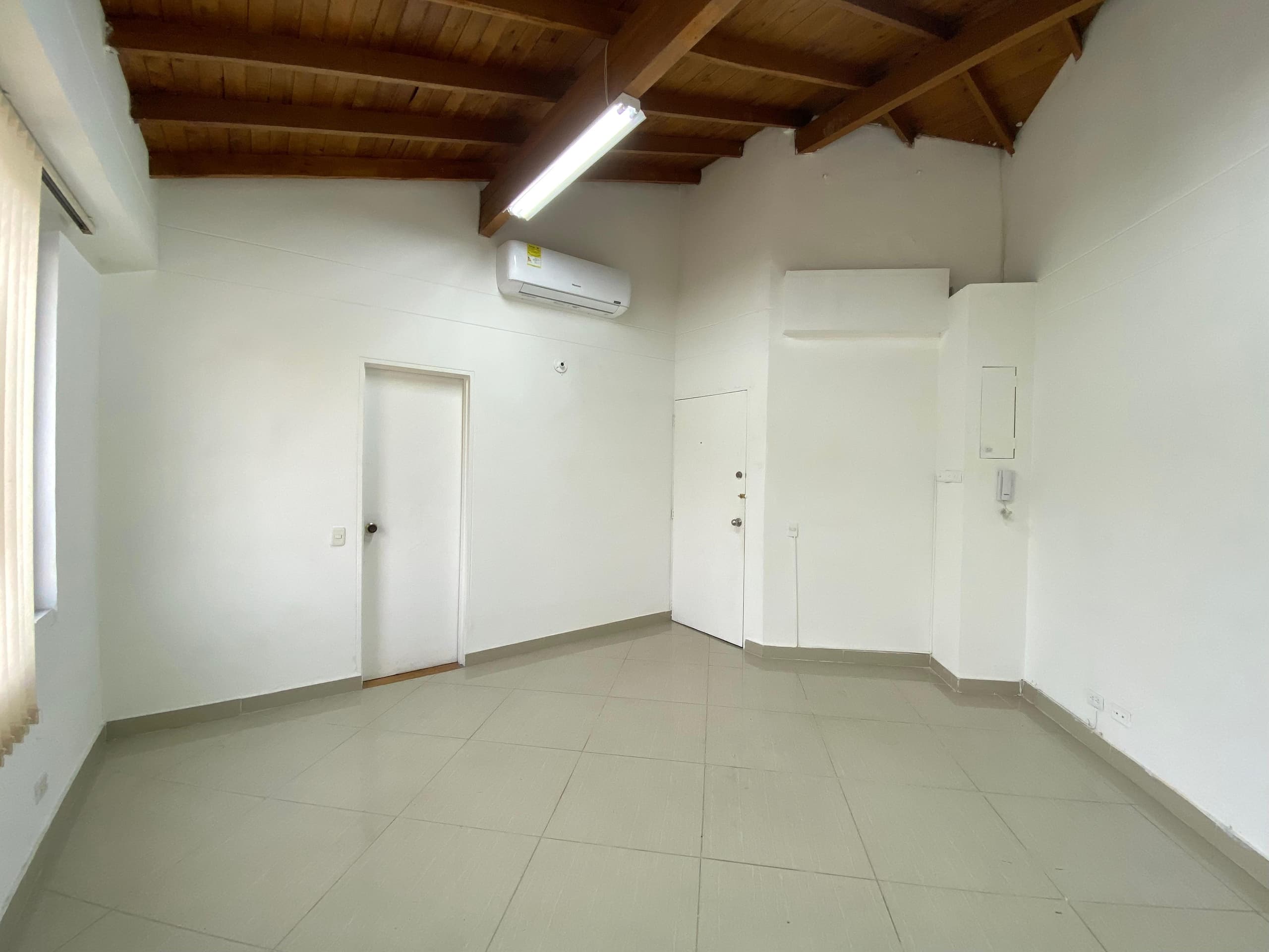 Oficina en arriendo en Los Conquistadores, Laureles, Medellín — foto 5 de 12