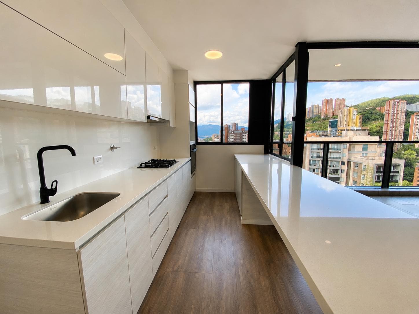 Apartamento en arriendo en Lalinde, Poblado, Medellín — foto 1 de 20