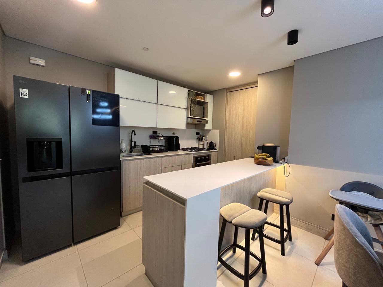 Apartamento en arriendo en Castropol, Poblado, Medellín — foto 1 de 20