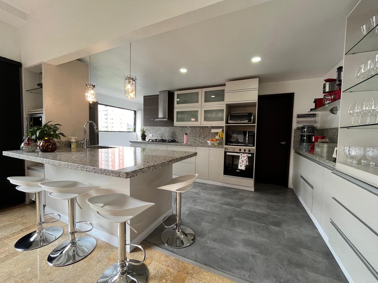 Apartamento en arriendo en Castropol, Poblado, Medellín — foto 1 de 20