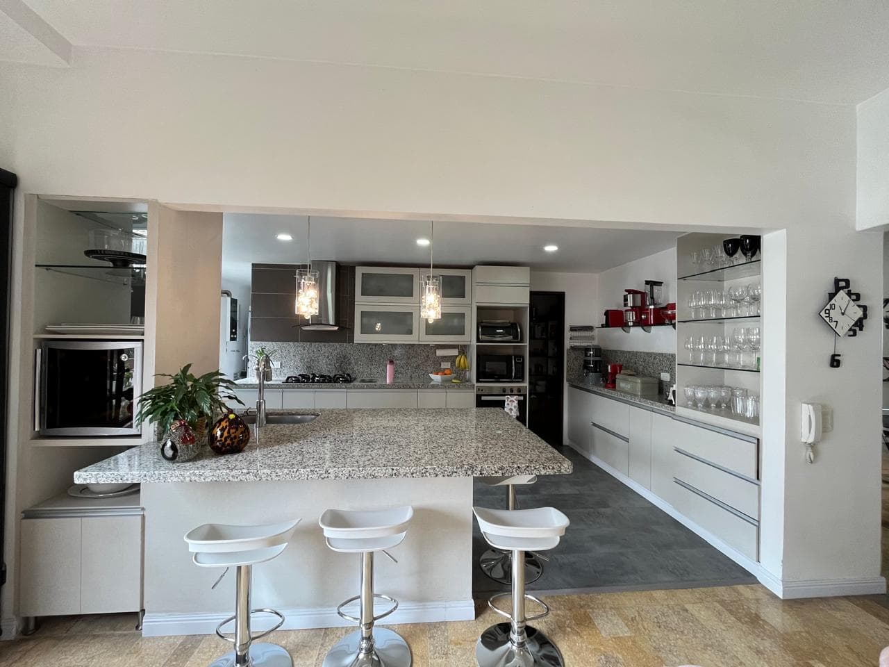 Apartamento en arriendo en Castropol, Poblado, Medellín — foto 2 de 20