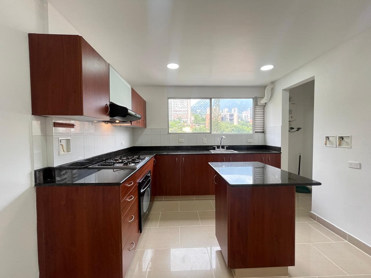 Apartamento en arriendo en Castropol, Poblado, Medellín — foto 1 de 20