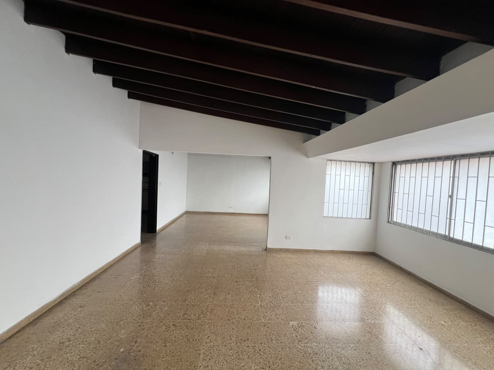 Casa Comercial en arriendo en Laureles, Medellín — foto 1 de 19
