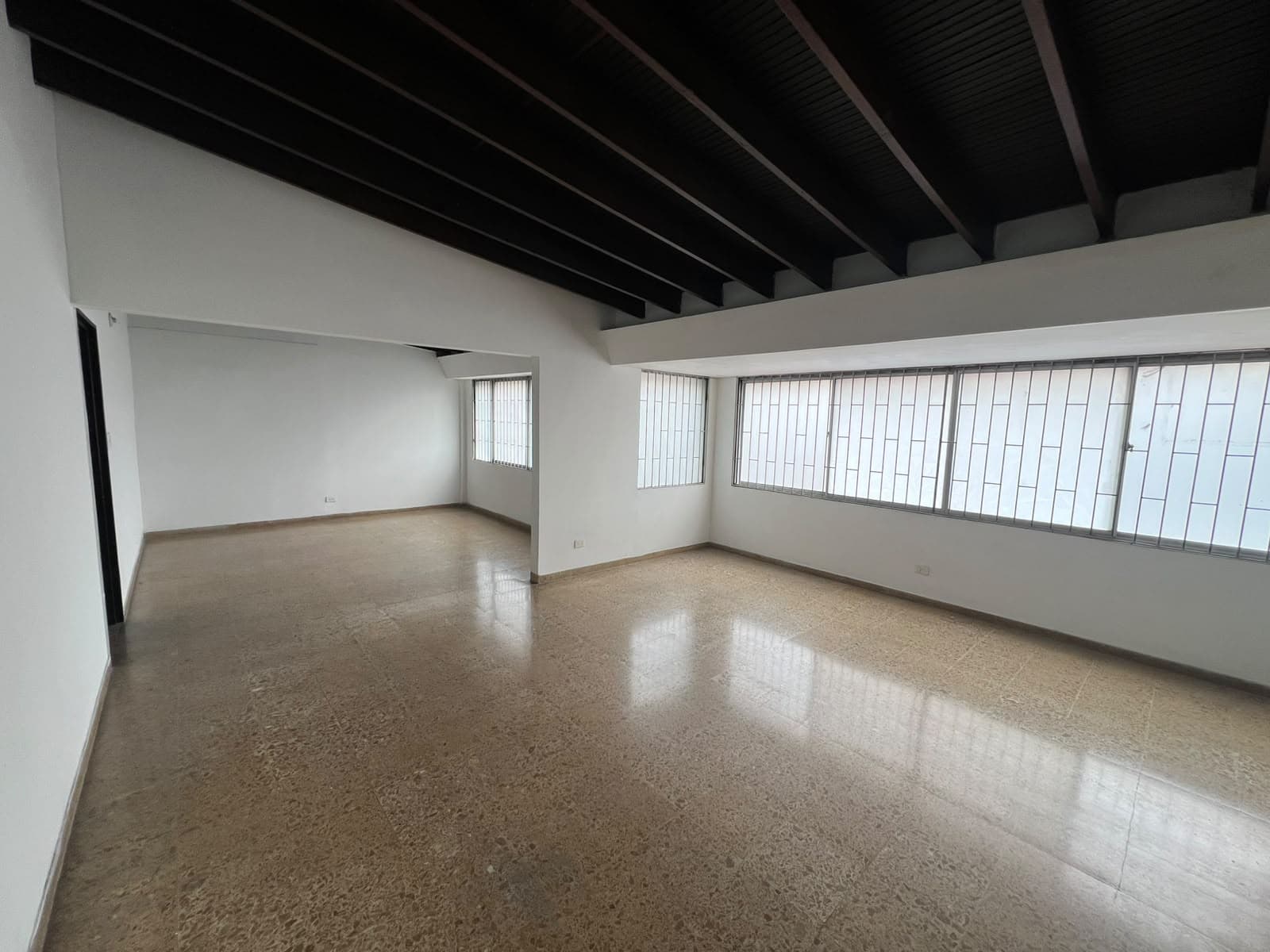 Casa Comercial en arriendo en Laureles, Medellín — foto 2 de 19