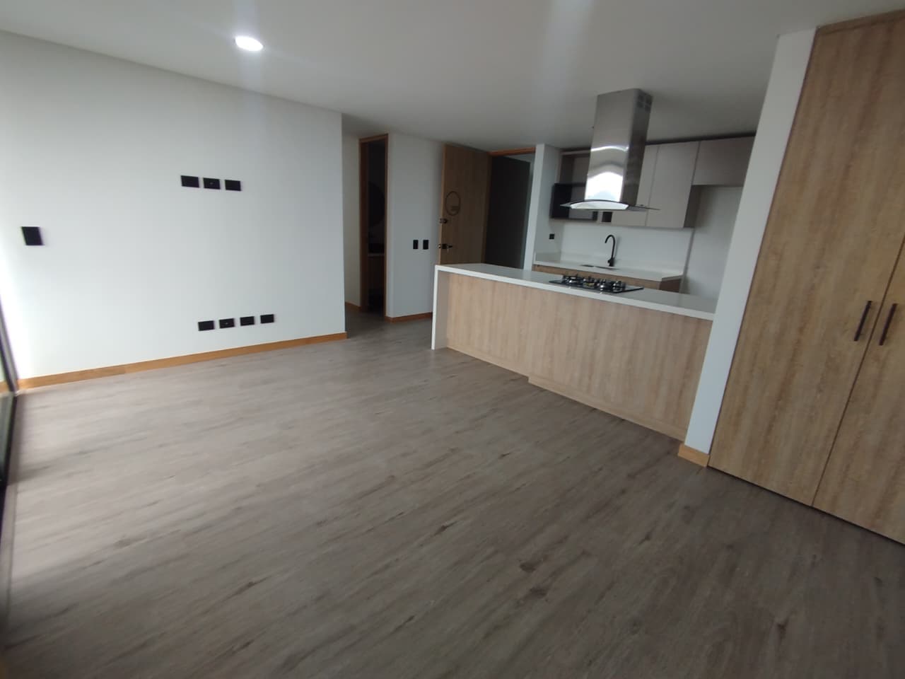 Apartamento en arriendo en Loma del Indio, Poblado, Medellín — foto 1 de 19
