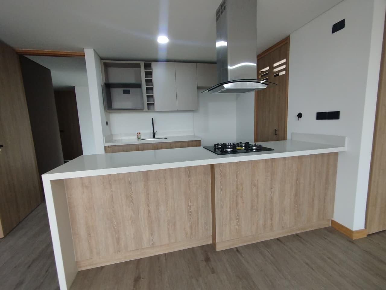 Apartamento en arriendo en Loma del Indio, Poblado, Medellín — foto 2 de 19