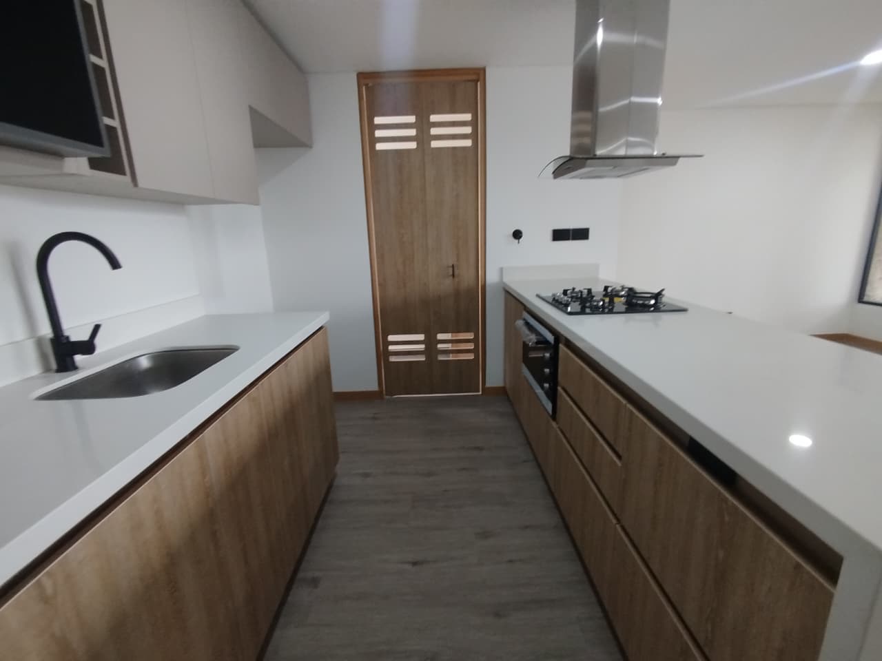 Apartamento en arriendo en Loma del Indio, Poblado, Medellín — foto 3 de 19