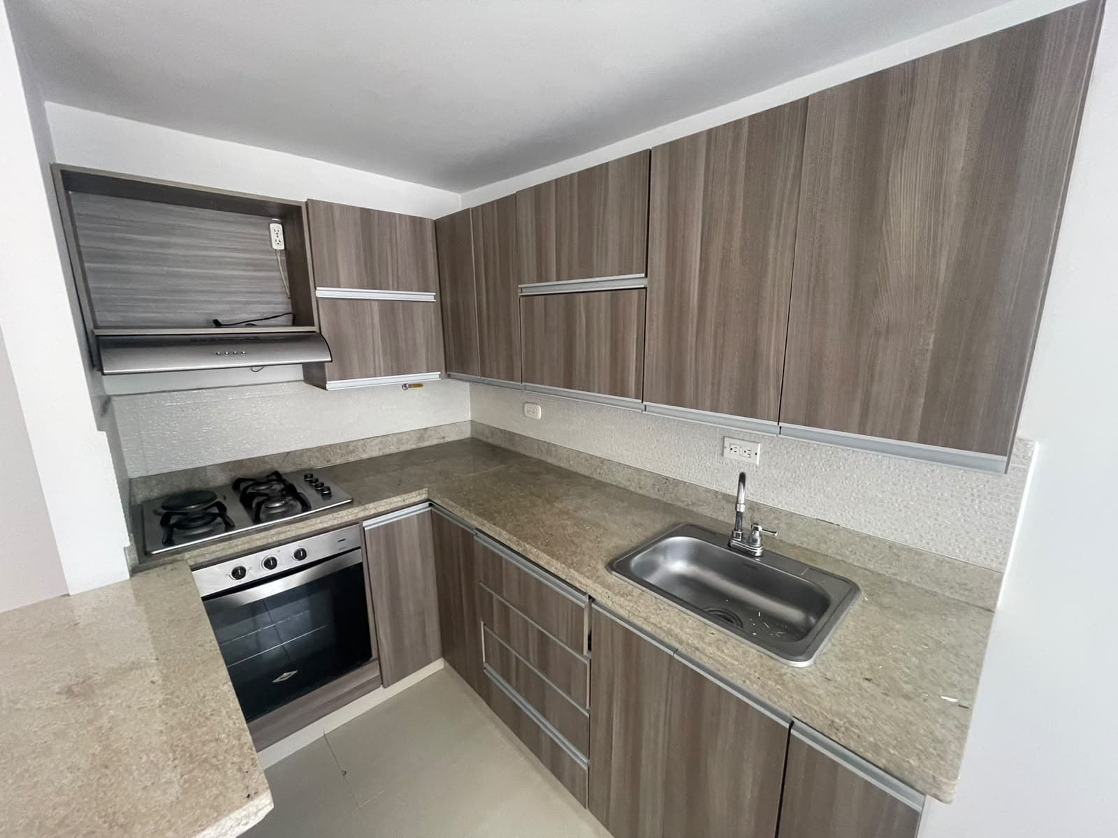 Apartamento en arriendo en Rodeo Alto, Belen, Medellín — foto 1 de 15