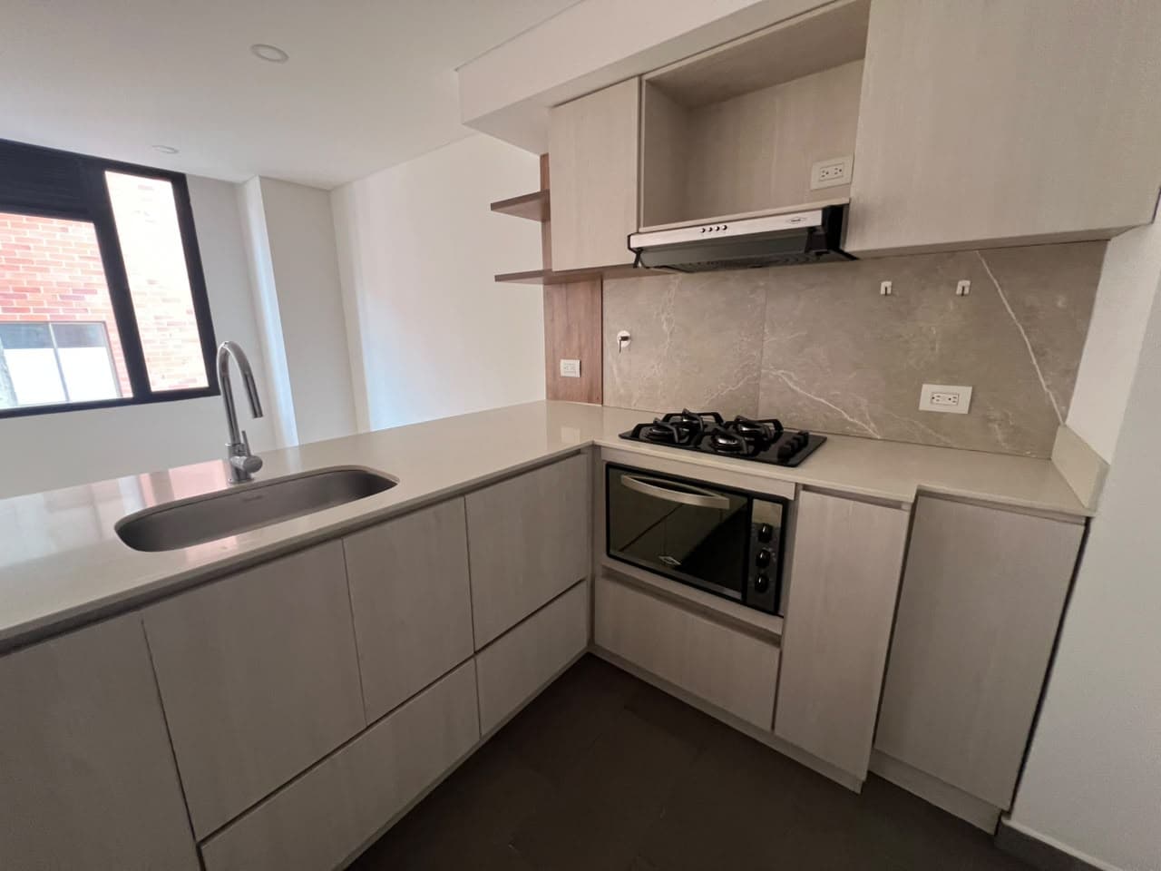 Apartaestudio en arriendo en Los Conquistadores, Laureles, Medellín — foto 1 de 10