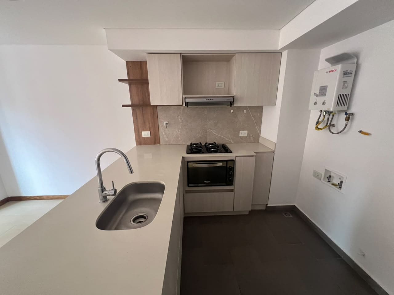 Apartaestudio en arriendo en Los Conquistadores, Laureles, Medellín — foto 2 de 10