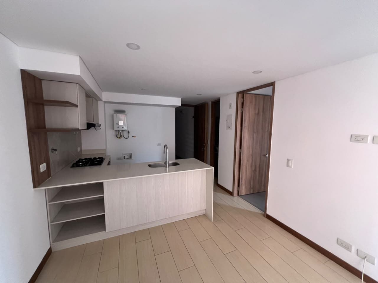 Apartaestudio en arriendo en Los Conquistadores, Laureles, Medellín — foto 3 de 10