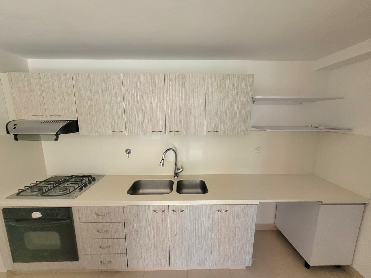 Apartamento en arriendo en Loma de los Benedictinos, Envigado — foto 1 de 19