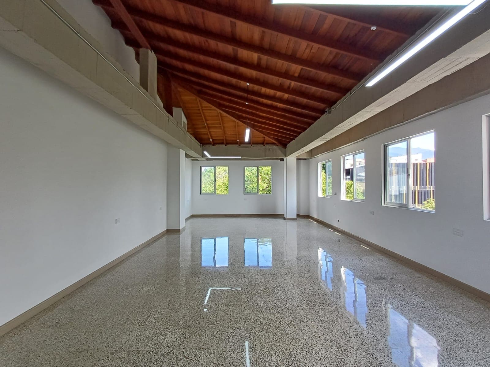 Oficina en arriendo en Laureles, Medellín — foto 1 de 16