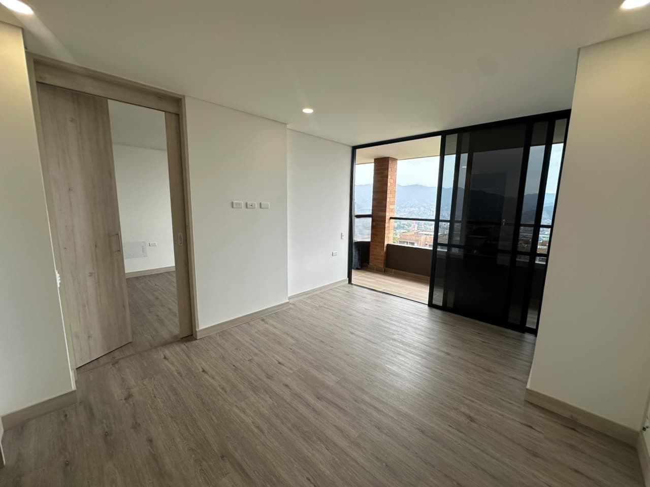 Apartamento en arriendo en Loma del Escobero, Envigado — foto 1 de 17