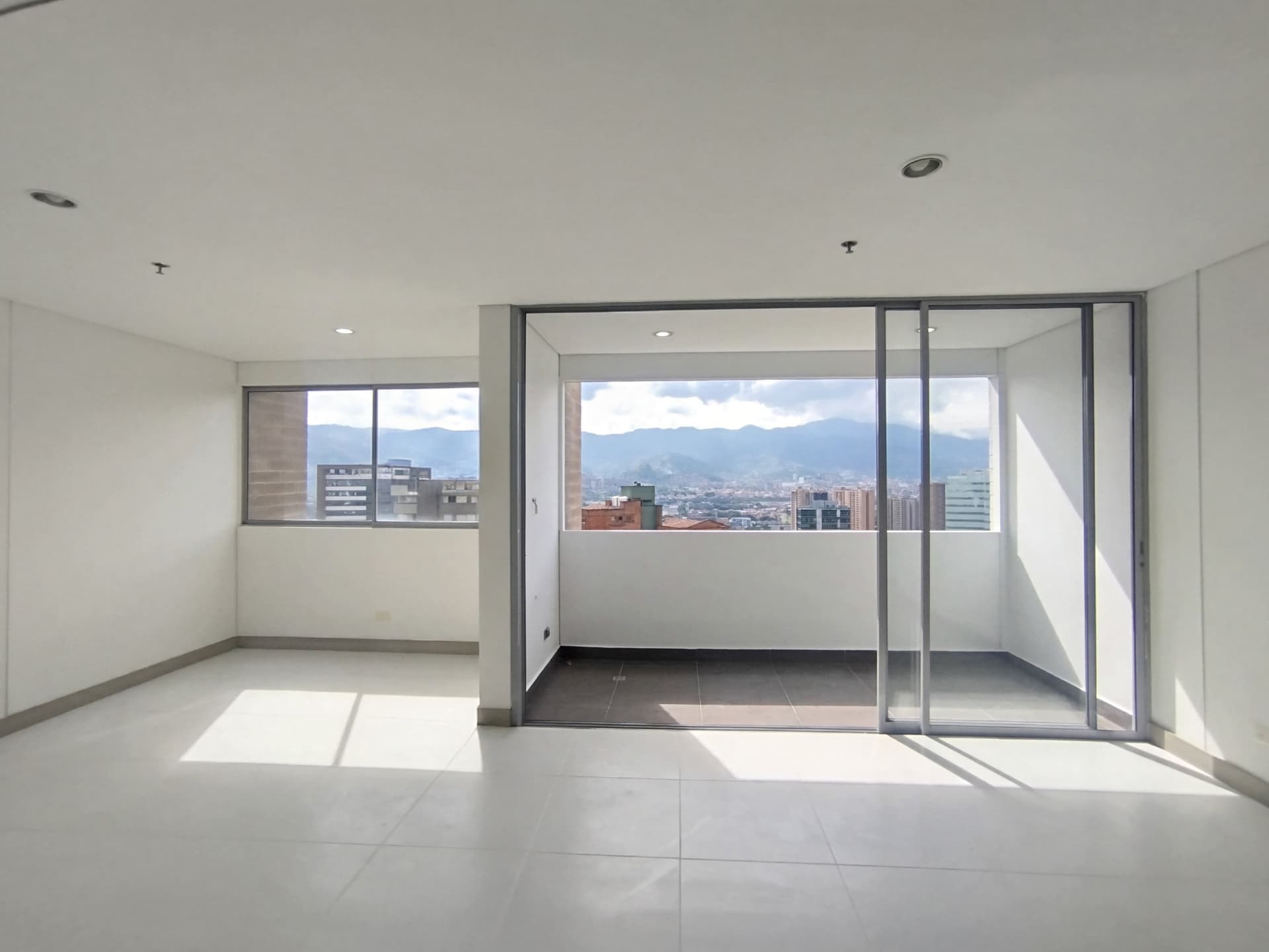 Apartamento en arriendo en Castropol, Poblado, Medellín — foto 1 de 20