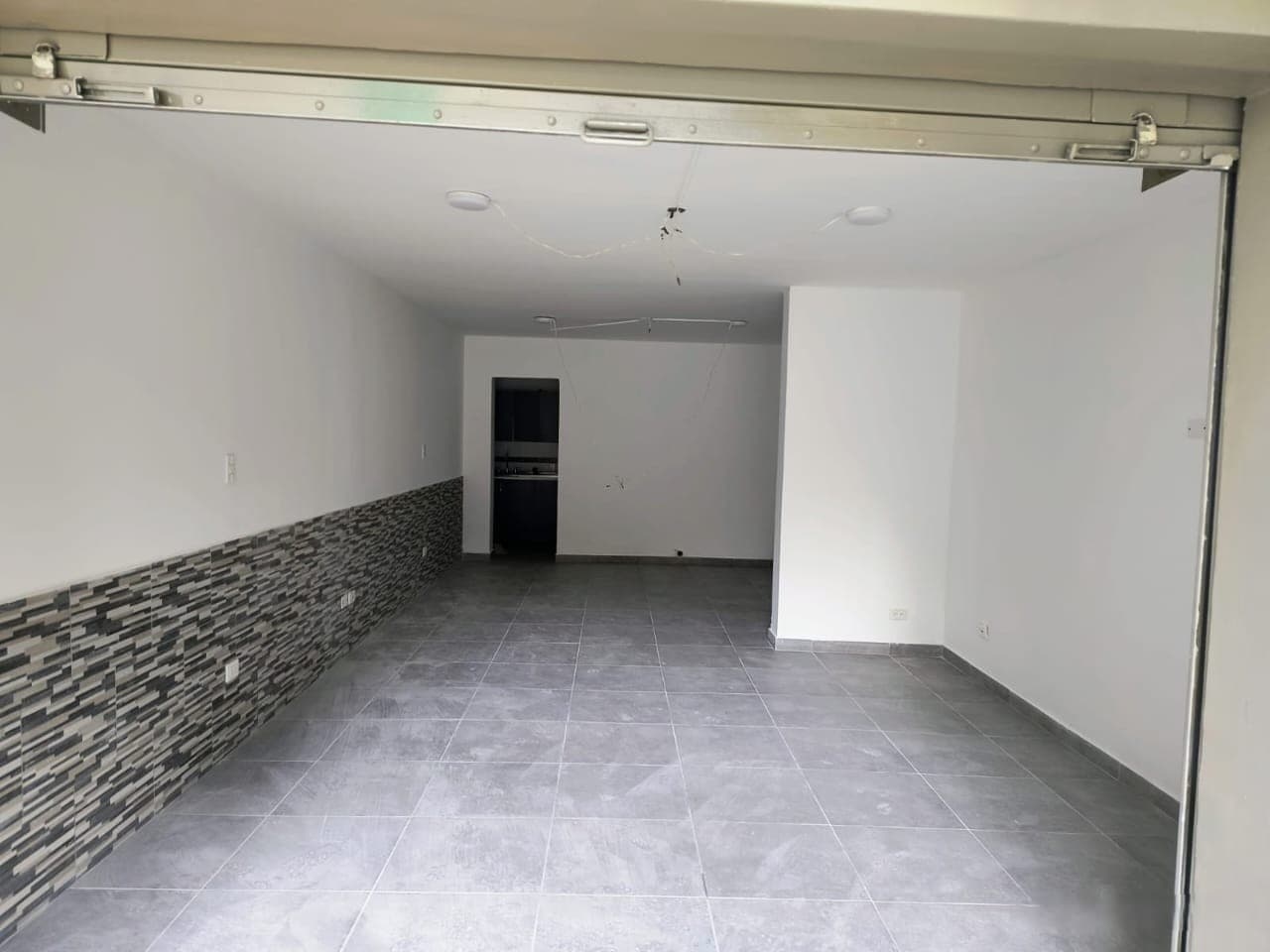 Local en arriendo en Los Conquistadores, Laureles, Medellín — foto 1 de 8