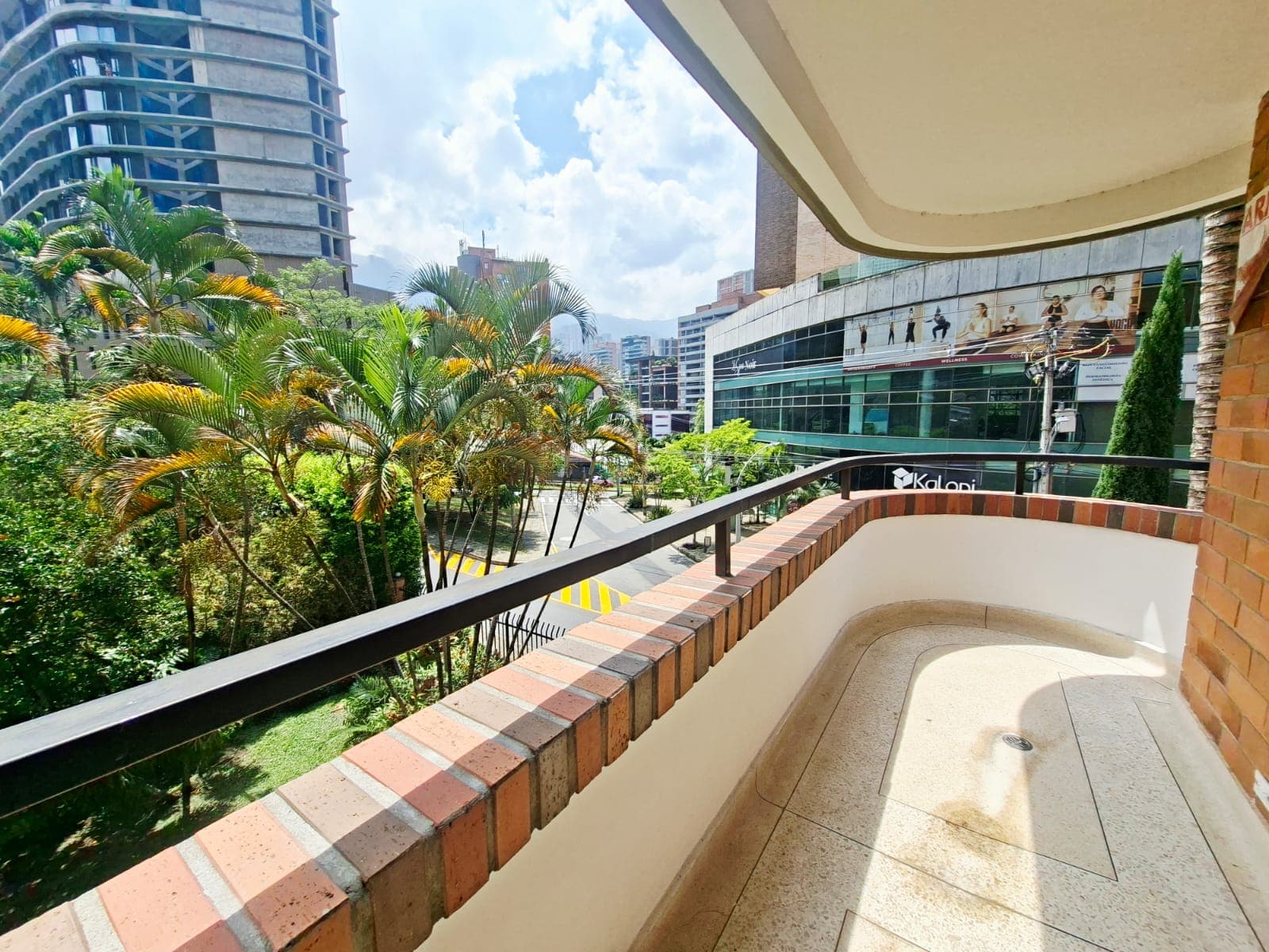 Apartamento en arriendo en Castropol, Poblado, Medellín — foto 3 de 20