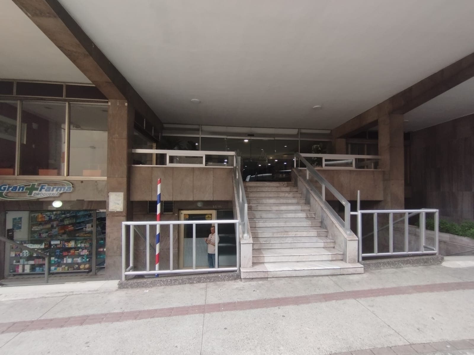 Local en arriendo en La Candelaria, Centro, Medellín — foto 1 de 12