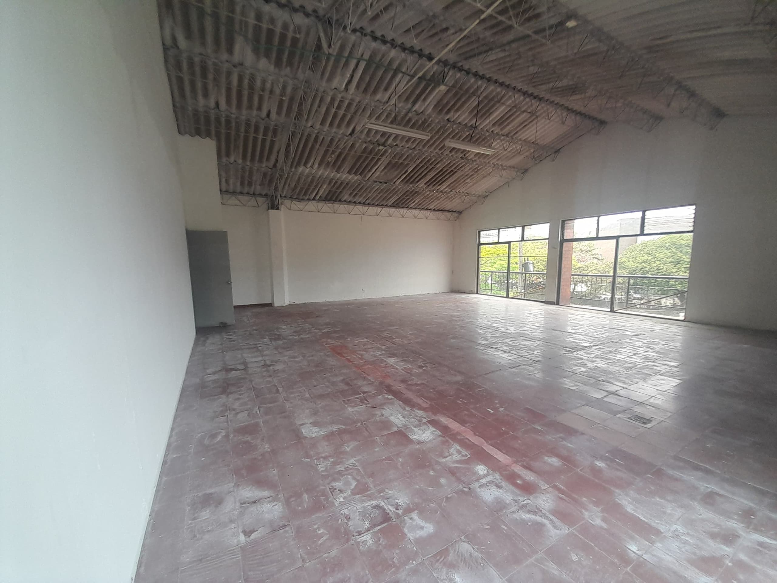 Bodega en arriendo en Laureles, Medellín — foto 1 de 15