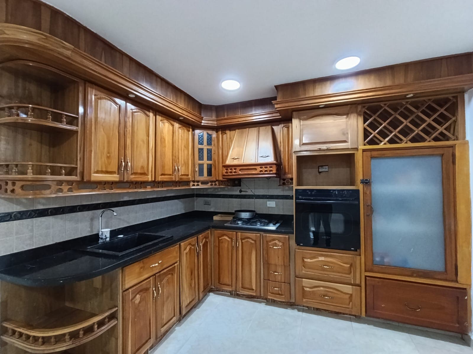 Casa Comercial en arriendo en Boston, Centro, Medellín — foto 1 de 20