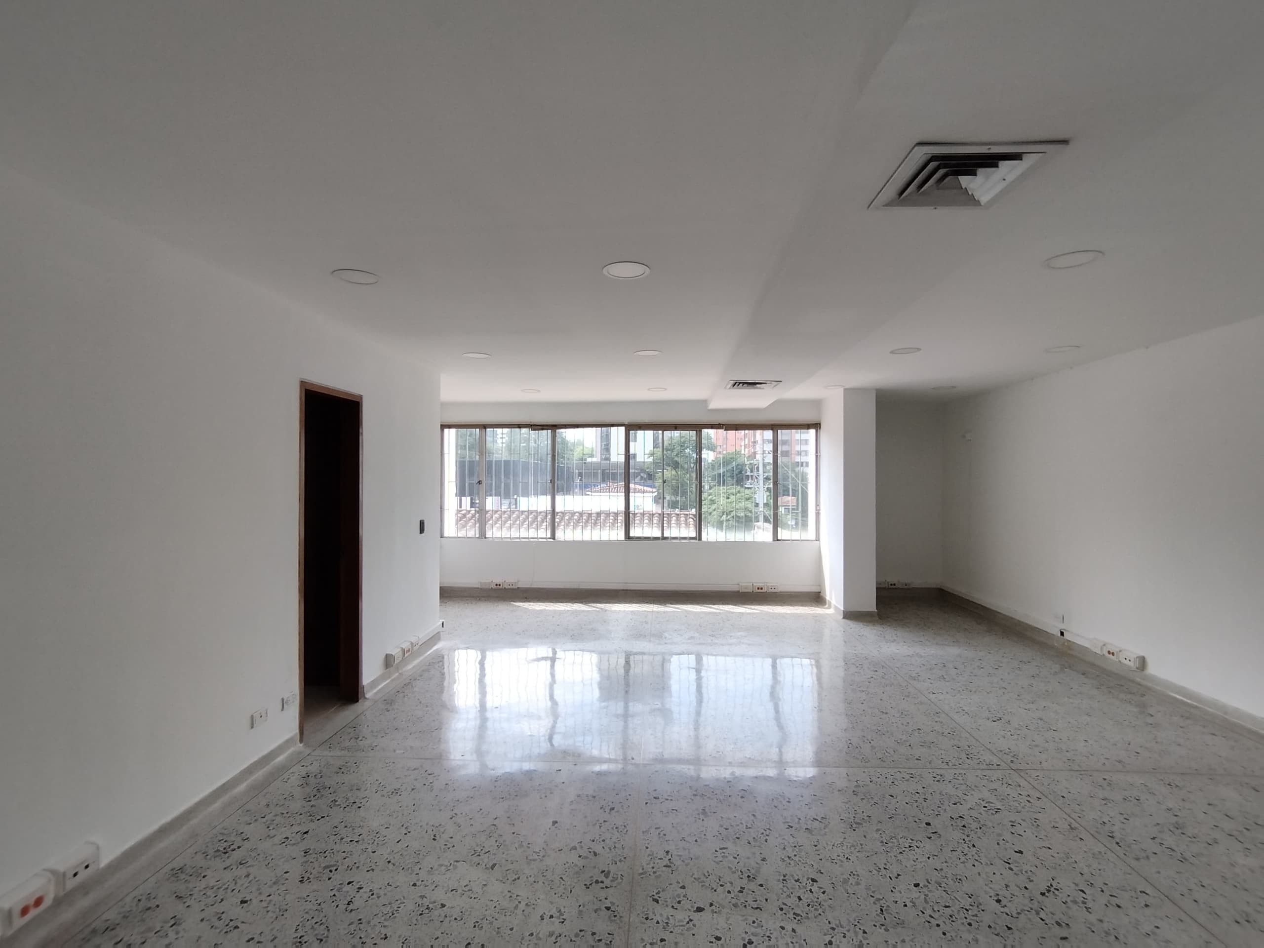Oficina en arriendo en Santa María De Los Ángeles, El Poblado, Medellín — foto 1 de 12