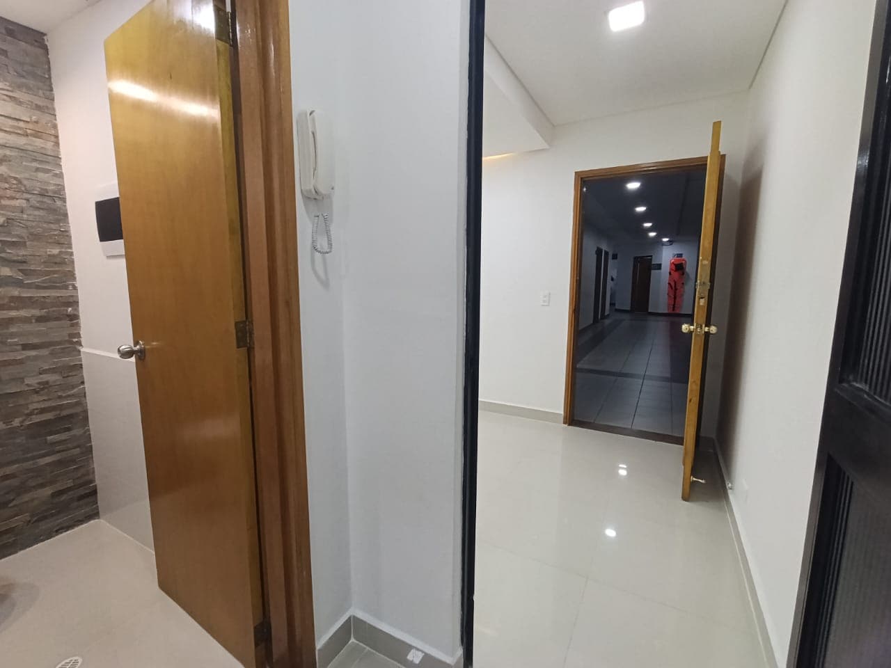 Oficina en arriendo en El Poblado, Medellín — foto 1 de 9