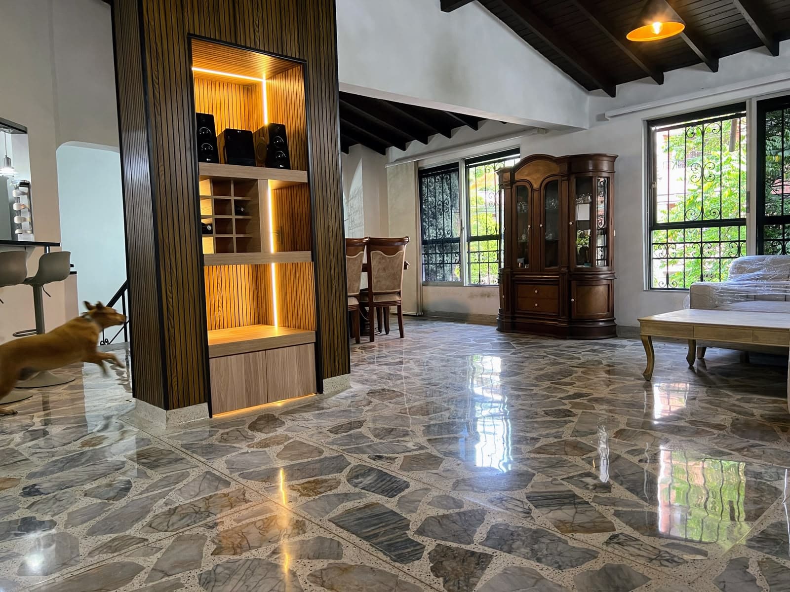 Casa Comercial en arriendo en Simón Bolívar, La America, Medellín — foto 1 de 20