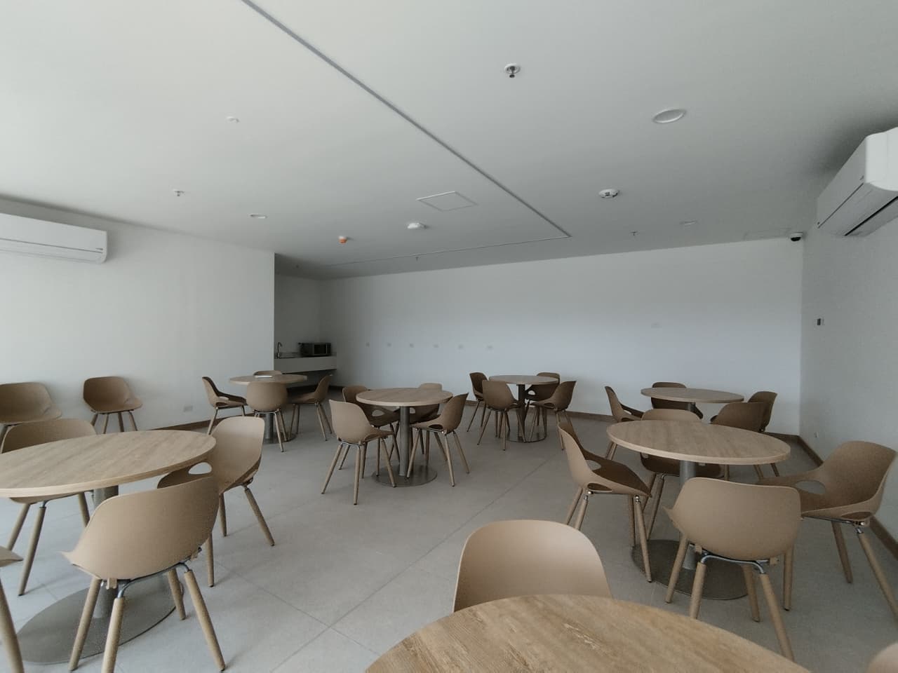 Local en arriendo en Ciudad Del Rio, El Poblado, Medellín — foto 1 de 6