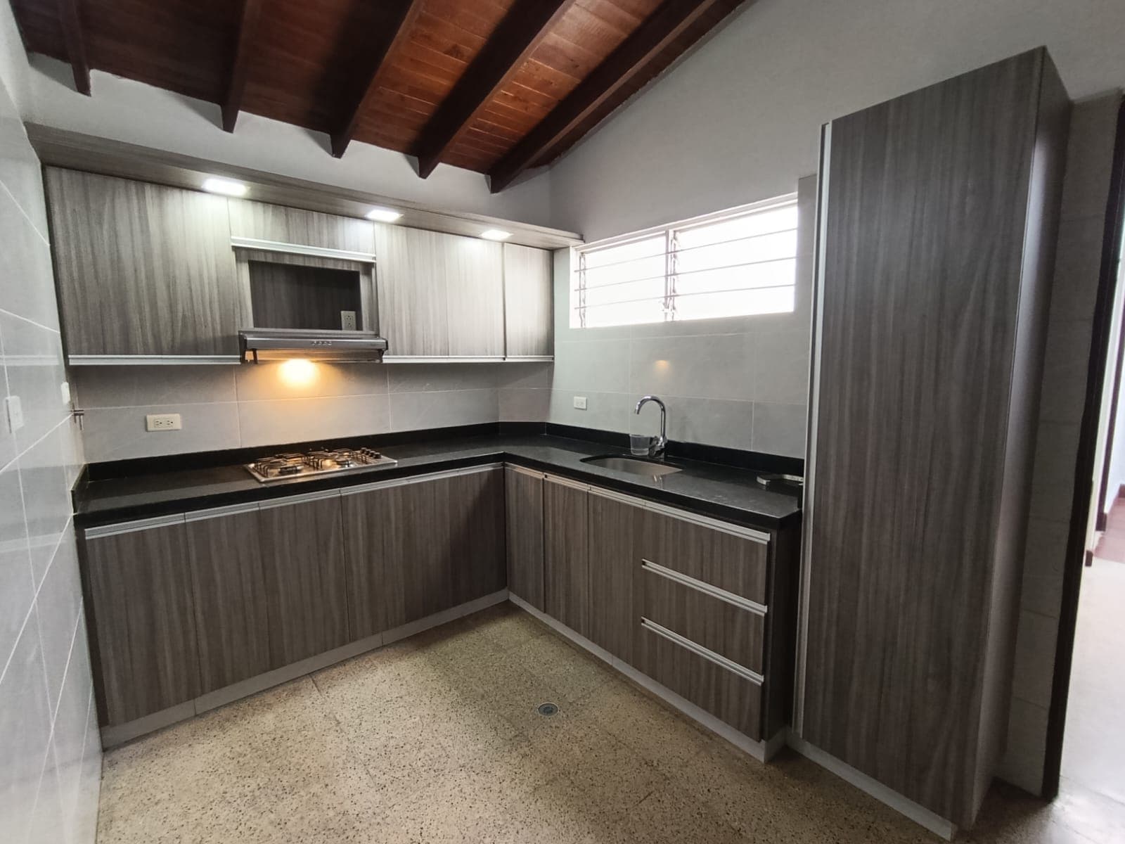 Casa Comercial en arriendo en El Velódromo, Laureles, Medellín — foto 1 de 20