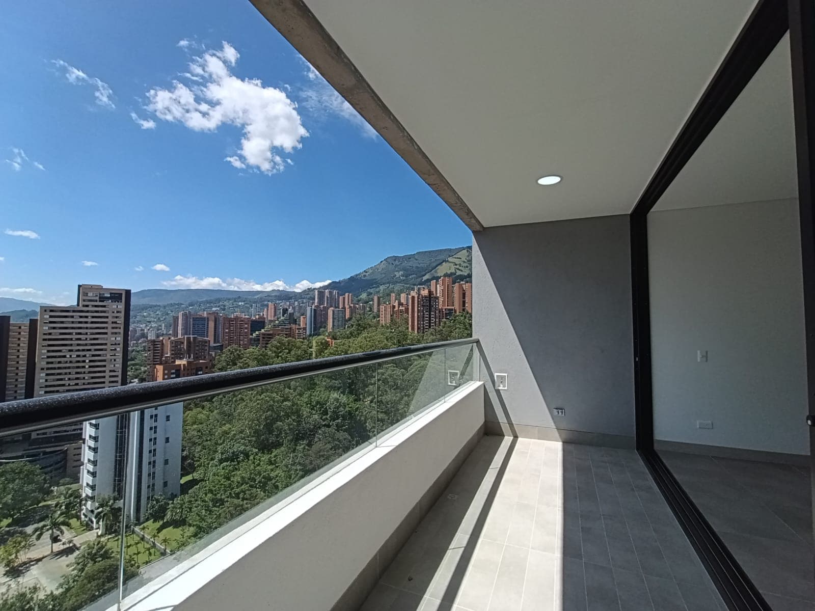 Apartamento en arriendo en Los Balsos, El Poblado, Medellín — foto 1 de 13
