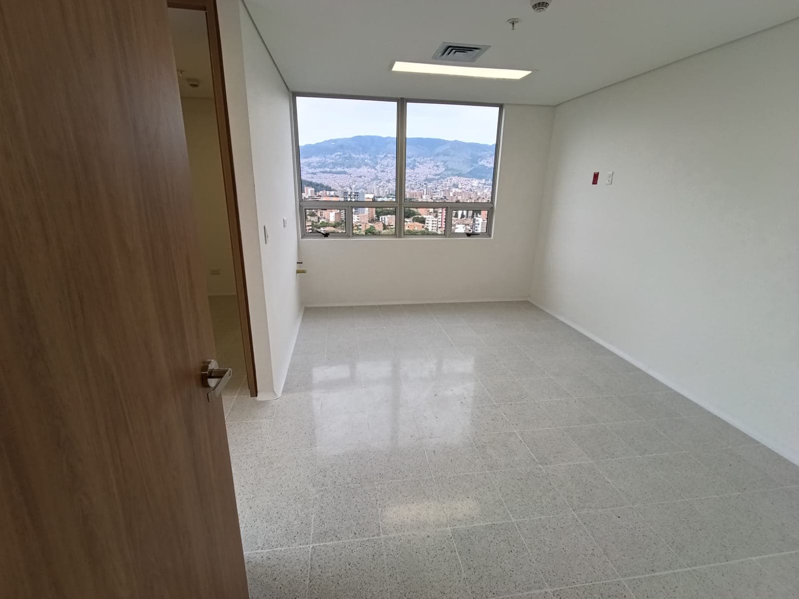 Consultorio en arriendo en Los Pinos, La America, Medellín — foto 1 de 11
