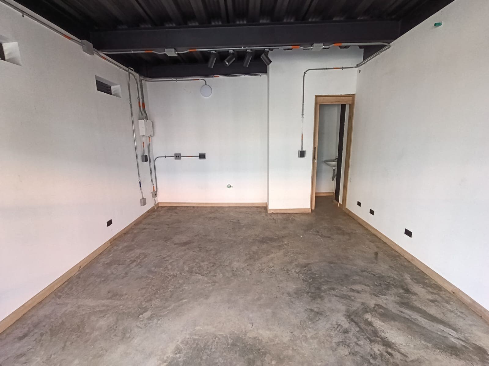 Local en arriendo en Lorena, Laureles, Medellín — foto 1 de 10