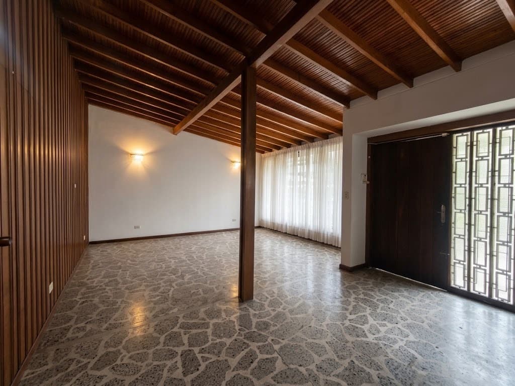 Casa Comercial en arriendo en El Nogal Los Almendros, Belen, Medellín — foto 1 de 18