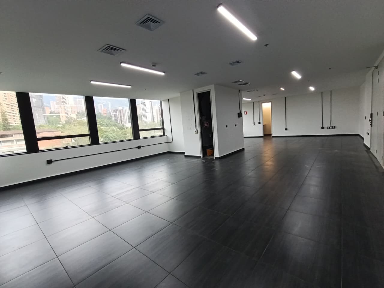 Oficina en arriendo en Los Balsos, El Poblado, Medellín — foto 1 de 14