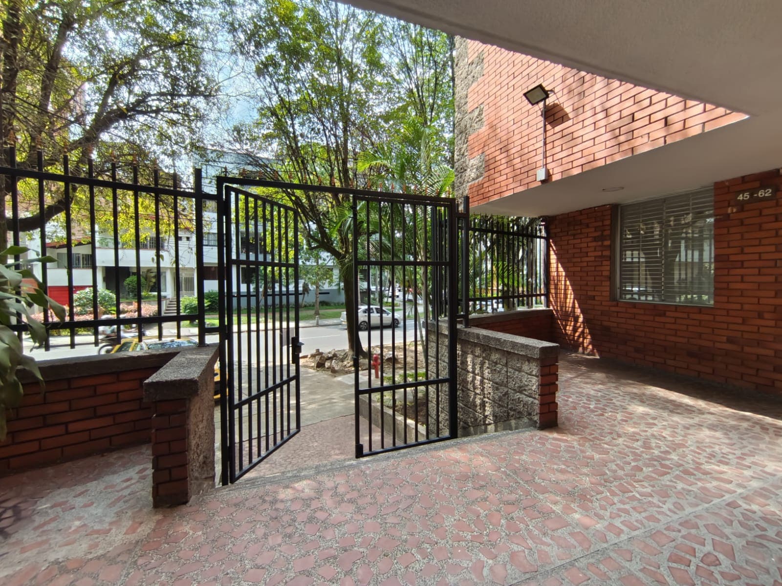 Oficina en arriendo en El Velódromo, Laureles, Medellín — foto 1 de 10