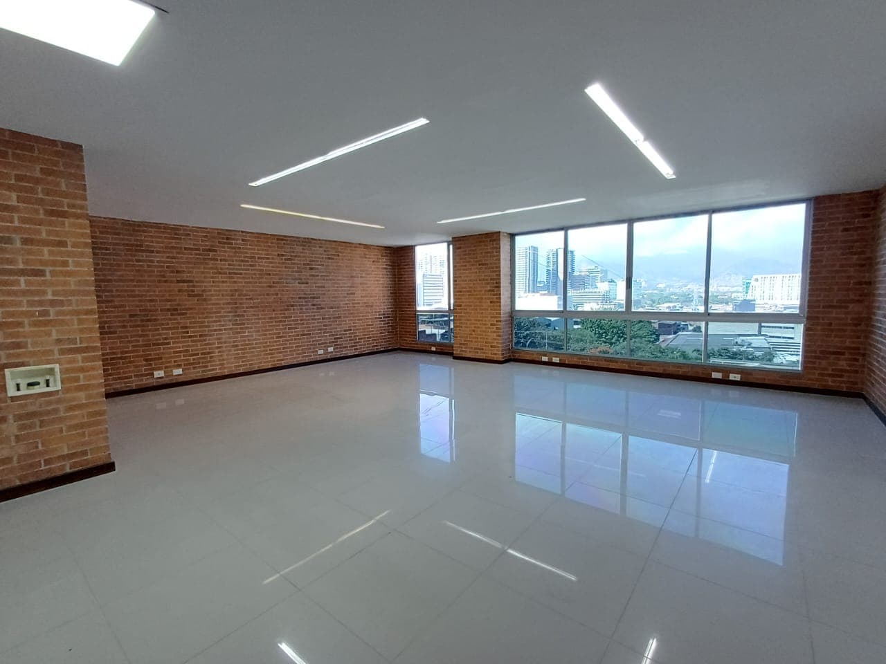 Oficina en arriendo en San Julian, Poblado, Medellín — foto 1 de 12