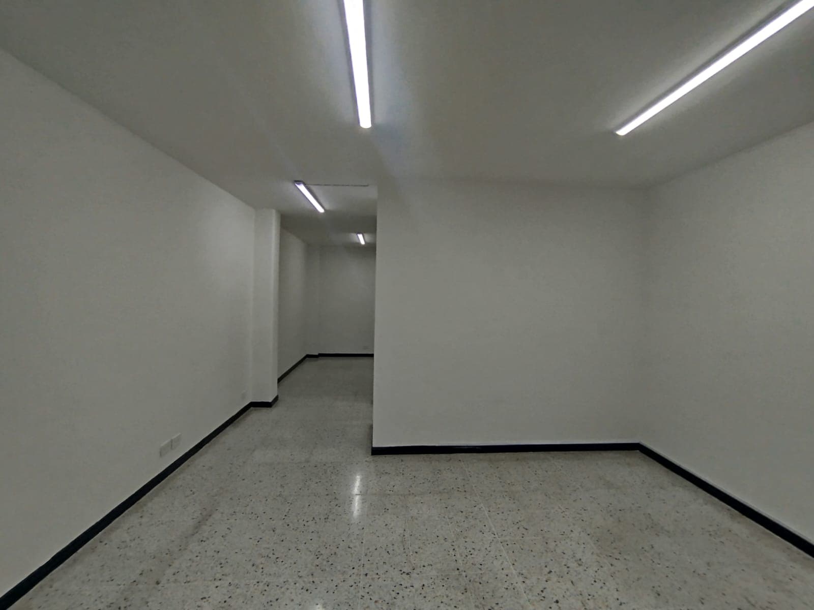 Oficina en arriendo en Suramericana, Laureles, Medellín — foto 1 de 16