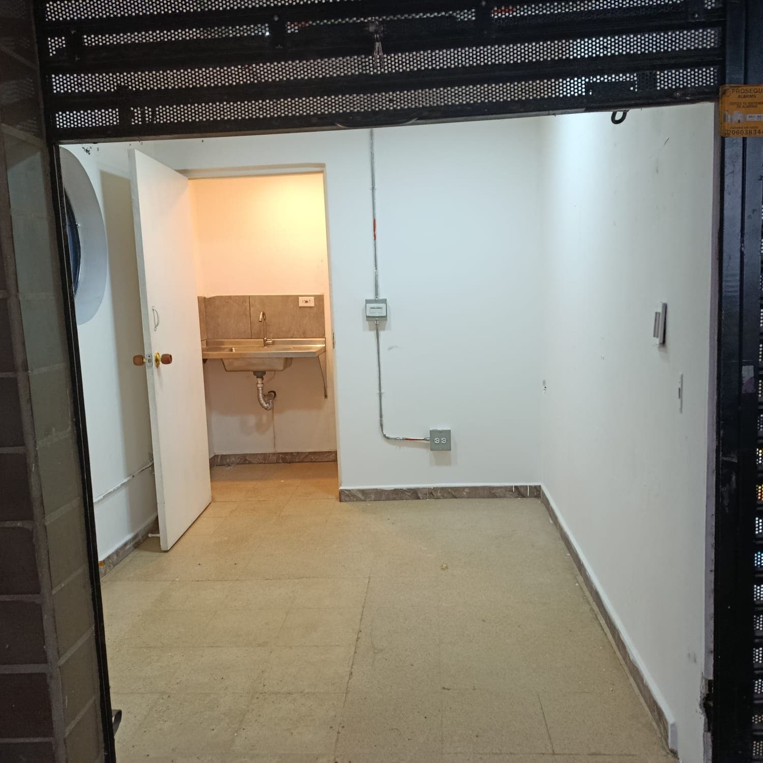 Local en arriendo en Éxito Colombia, Laureles, Medellín — foto 1 de 12